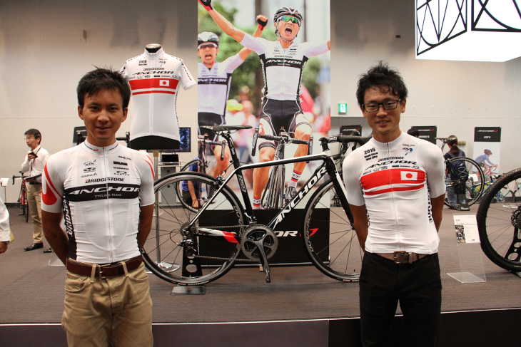 発表会に出席した内間康平と初山翔(ブリヂストンアンカー)の2人