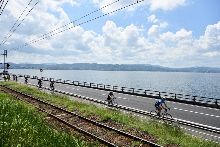 奥は宍道湖、手前は一畑鉄道という絶景が広がります