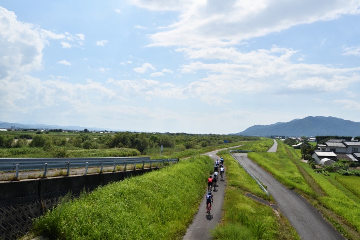 民家の奥に見えるのが「築地松」（ついじまつ）、そしてあの八雲山のふもとに出雲大社