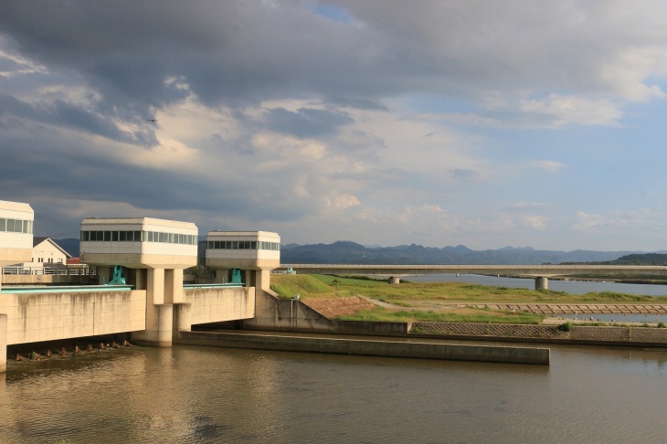 内藤川の水門、川が立体交差する珍しいポイントがあります