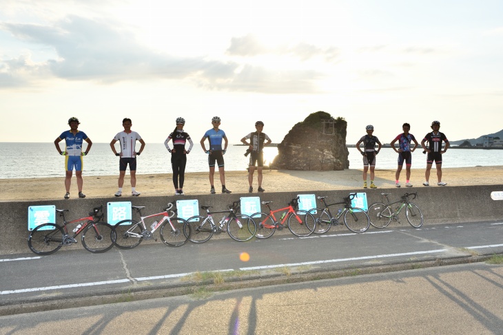 出雲路自転車道の終点「稲佐の浜」で記念撮影