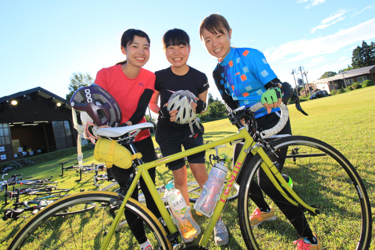 大学のサイクリング部で参加した女子3人組(全員フラットペダル!)