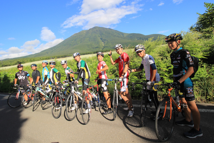 満開の蕎麦畑と黒姫山が織りなす圧巻の景色をバックに