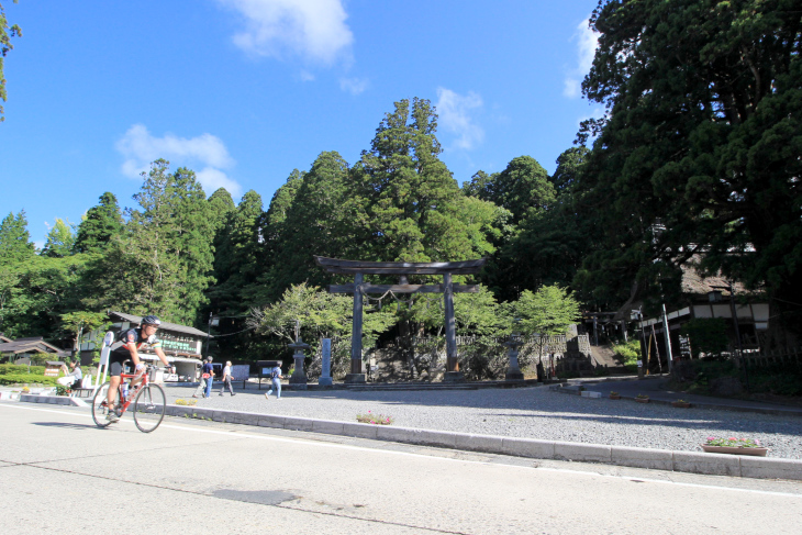 戸隠神社の前を急降下していく