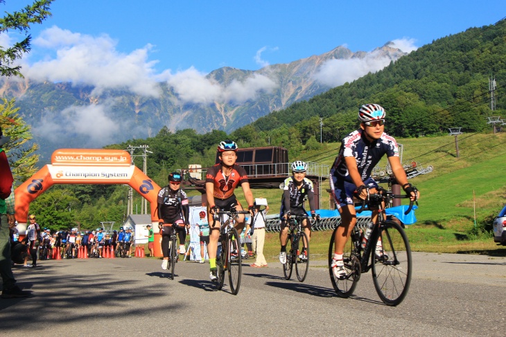 後立山連峰をバックにスタートしていく「北アルプス山麓グランフォンド」