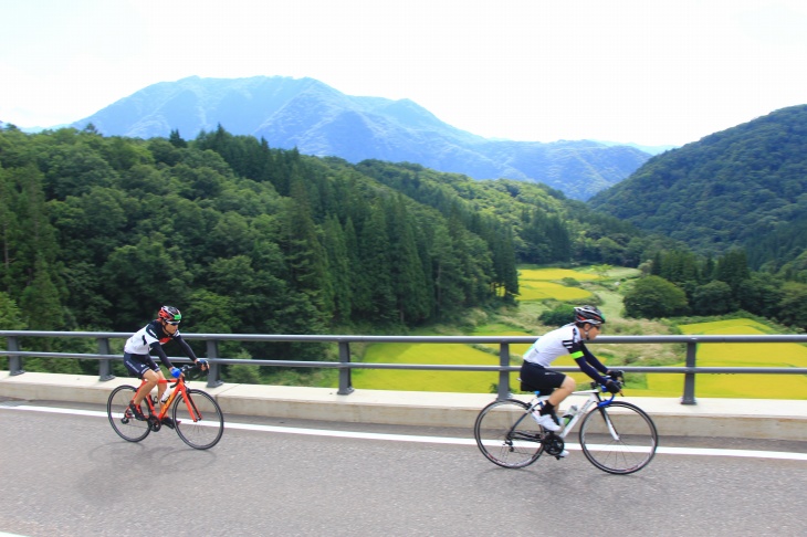 眼下には広く田園風景が広がっている