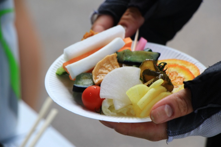 山盛りになった漬物と野菜スティック