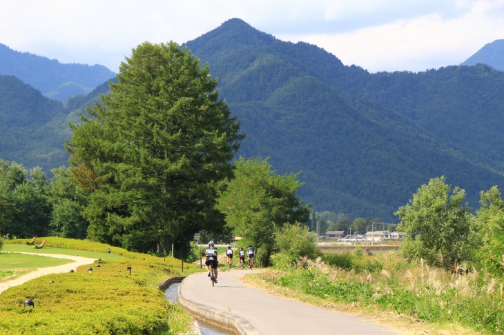 乳川沿いの裏道を走っていく