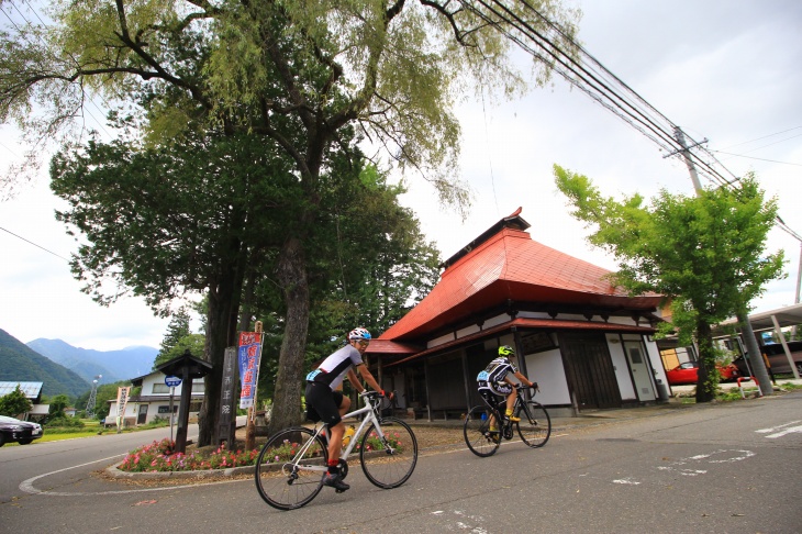 西正院を右折していく