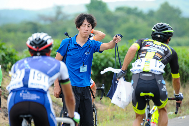 ステージレースの補給も大学生にとっては貴重な経験