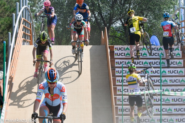 2Wayのフライオーバー。安田朋子(SNEL CYCLOCROSS TEAM)の姿も