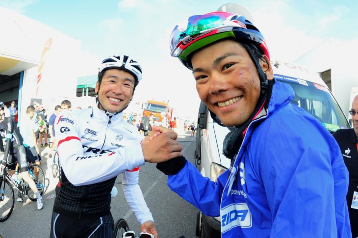 ゴール後に健闘を讃え合う新城幸也(ランプレ・メリダ)と別府史之(トレック・セガフレード)