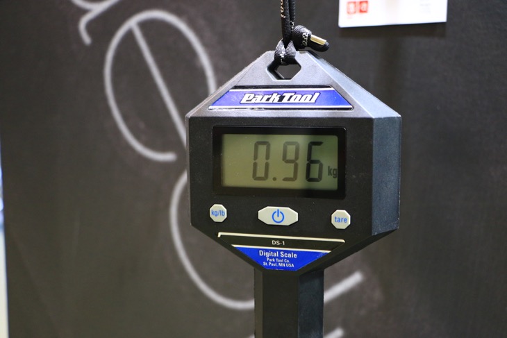 会場での重量計は公称値を割り込む960gをマーク