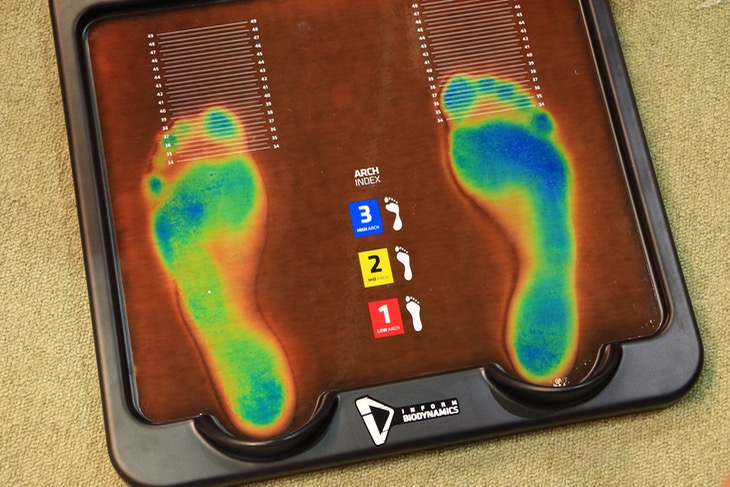 サイザーで足型を計測し、3種類のバリエーションの中からマッチするものを選べる