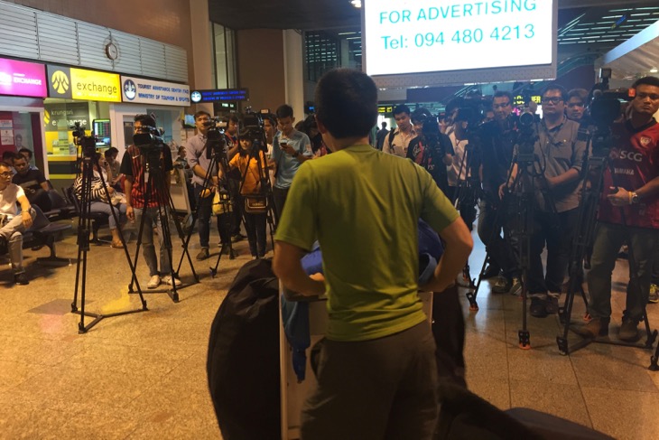 タイの空港に到着するとなんと！そこには多くの報道陣が待ち構えていた
