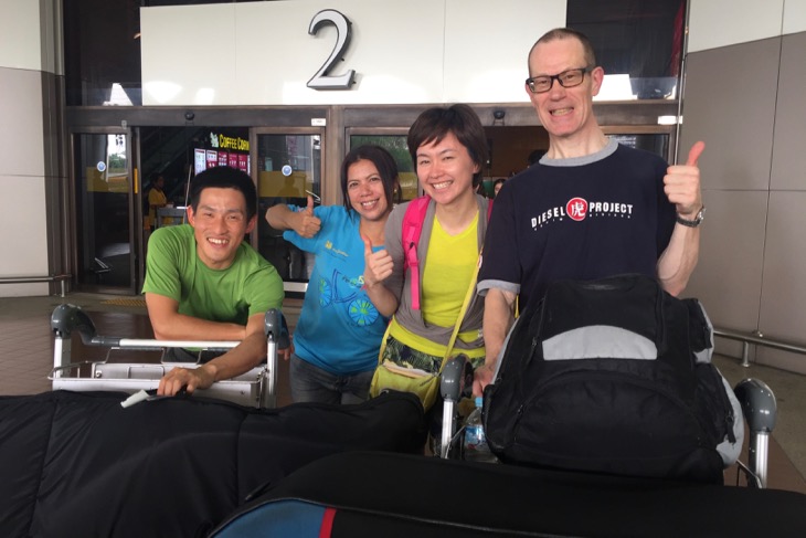 空港には大会スタッフが迎えに来てくれる。自転車を積んでいざ!