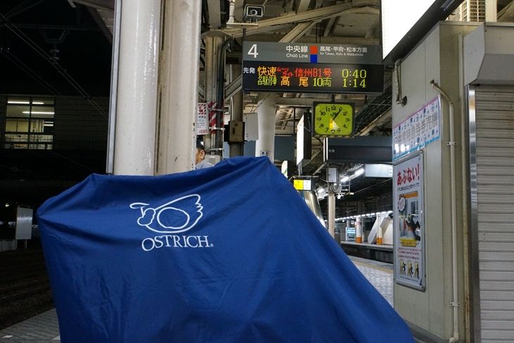 深夜の八王子駅4番ホーム。列車はこの日もお約束の遅延なのでした…