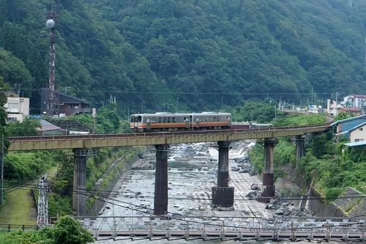 始発列車の送り込み回送がやってきました!