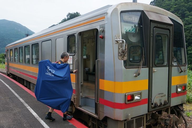 誰も乗っていない糸魚川ゆき始発列車に悠々乗車