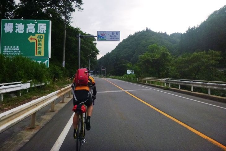 そそくさと自転車を組み立てて、一目散に次の列車をめざします!