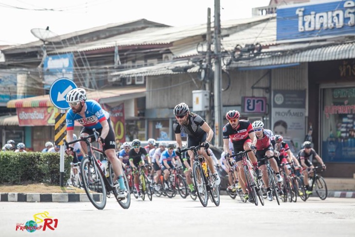 30代は絶えずアタックが掛かる高速のレースとなり、5分前にスタートしたオープンカテゴリーと混走しながらゴール