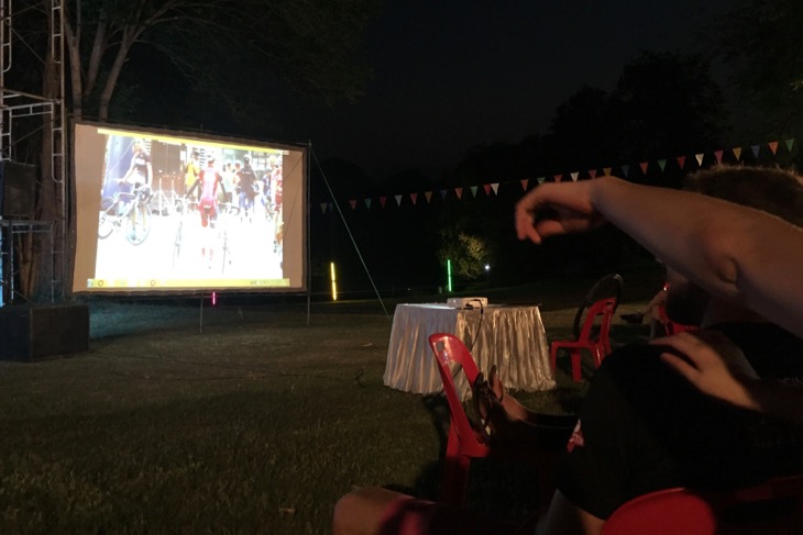 レースの動画が編集され、毎晩流れるのも楽しみのひとつだ。「あ、あれアタシ!」