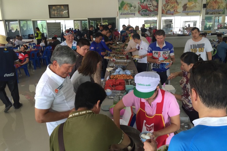 共に戦い、そして寝食を共にしながら5日間のレースが進む。自然と会話が増えてゆくのが楽しい