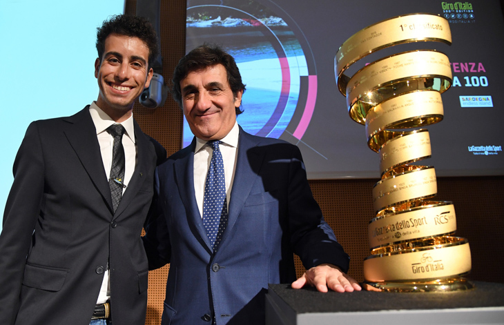 トロフェオセンツァフィーネと並ぶファビオ・アル(イタリア、アスタナ)