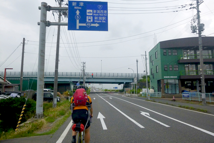 新津を前にして空模様が相当ヤバくなってきました