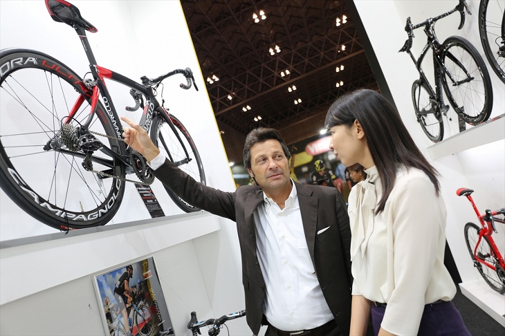 2015年のサイクルモード、ピナレロブースにて。自転車界を代表する伊達男のお誘いを断る理由はありませんよね?