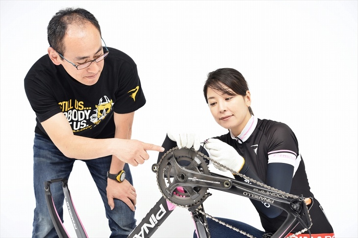 飛行機輪行に備えて、“輪行の伝道師”アズマ産業の伊美哲也さんにプロの技を教えていただいた。チェーンを固定するタイラップは必須アイテム!