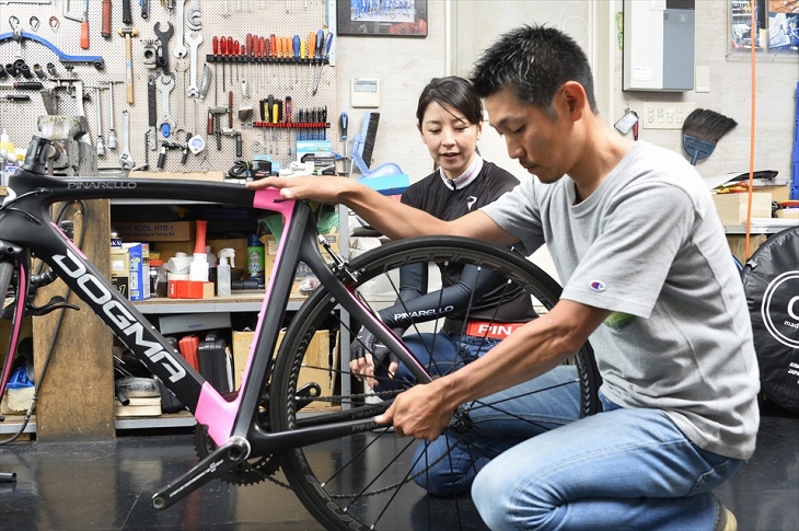 組み立て時の注意点を元プロ自転車チーム専属メカニックの永井孝樹さんから伝授いただく。体重をかけ、ホイールをエンドの奥までしっかり入れることが