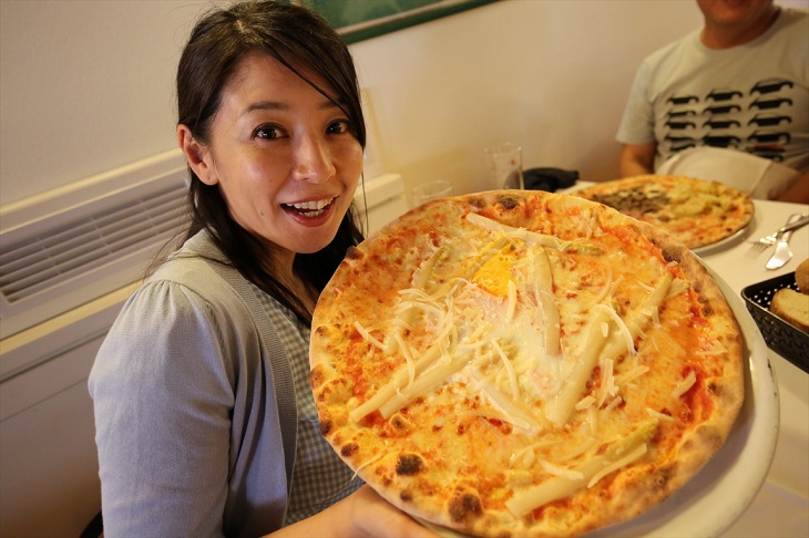 日向さんの顔が何個も入っちゃいそうな大きなピザ。ギリギリ旬（!?）のホワイトアスパラを楽しむことができました