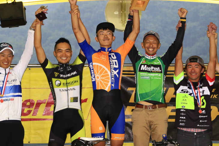 120kmカテゴリー表彰式。宮津旭（パックスプロジェクト）が優勝