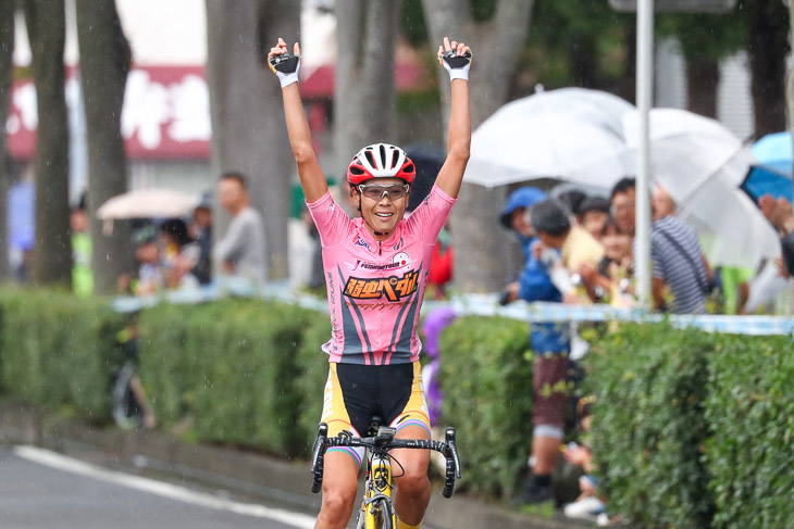 F 唐見実世子(弱虫ペダルサイクリングチーム)が10kmを逃げて優勝