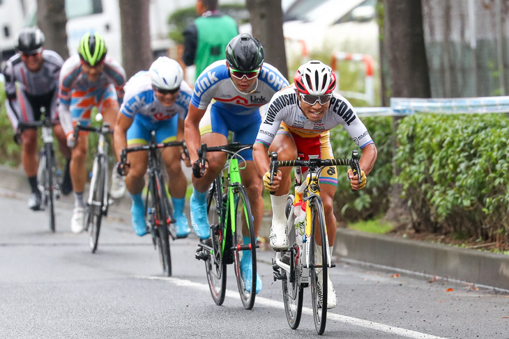 E1 メイン集団から岡篤志(弱虫ペダルサイクリングチーム)、渡邉正光(LinkTOHOKU)らがアタック