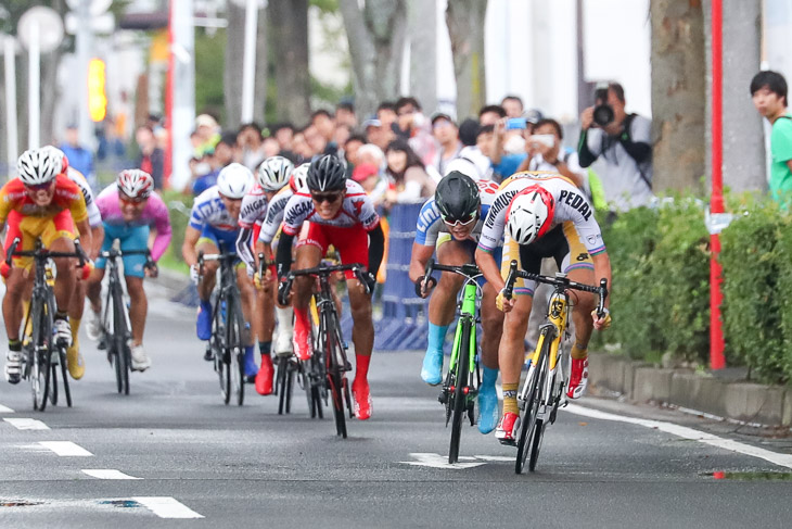 E1 スプリントは織田聖(弱虫ペダルサイクリングチーム)が先行