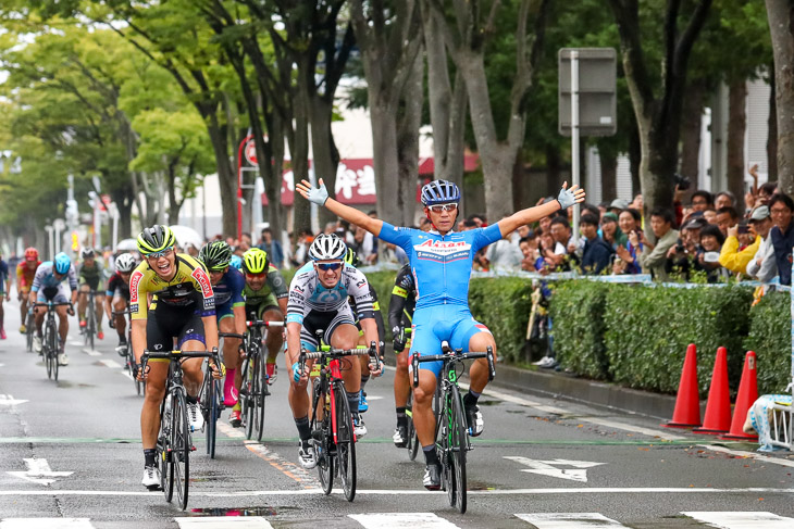 仙台クリテリウムのエキシビジョンレースで2位に入る下島将輝（那須ブラーゼン）