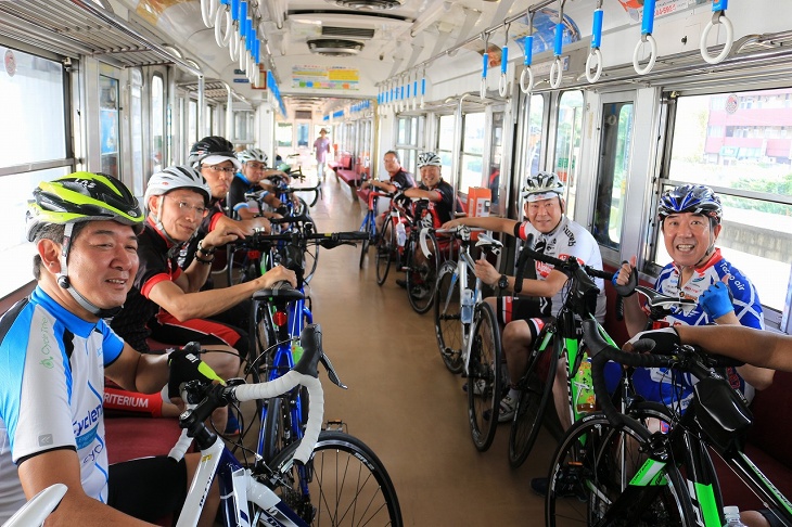 自転車は基本的に後ろの車両へ。楽しい車内