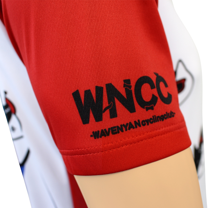 右袖にはアンカーのチームカラーであるブラックをベースカラーに ウエイブニャンのサイクルチーム 「ウエイブニャンサイクリングクラブ」のロゴを配置