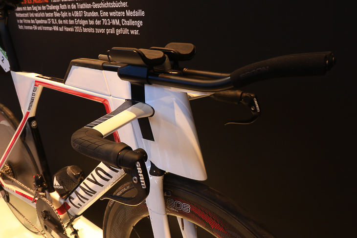 ヘッド周りのエアロカウルはスペシャル品。UCIロードレースでは使用できない