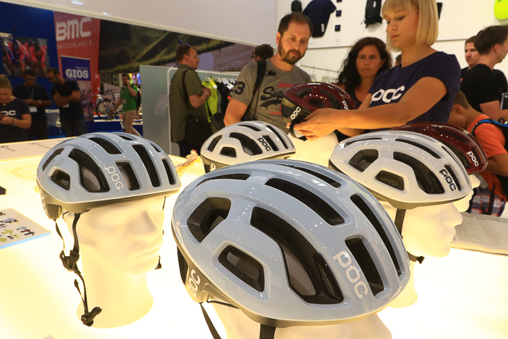 POCヘルメットの新型Octal Xヘルメット。ブース全体のデザイン性の高さにも圧倒される
