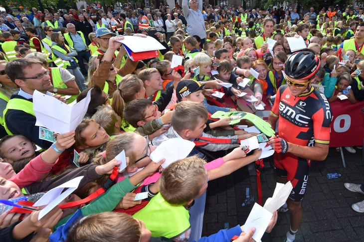 リオ五輪金メダリストのグレッグ・ファンアフェルマート（ベルギー、BMCレーシング）に子供たちが集まる
