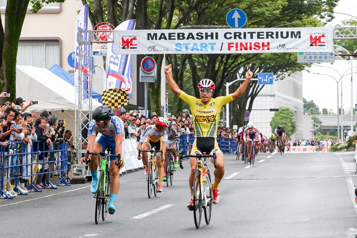 E1 岡篤志(弱虫ペダルサイクリングチーム)がS級競輪選手の渡邉正光(LinkTOHOKU)を下す