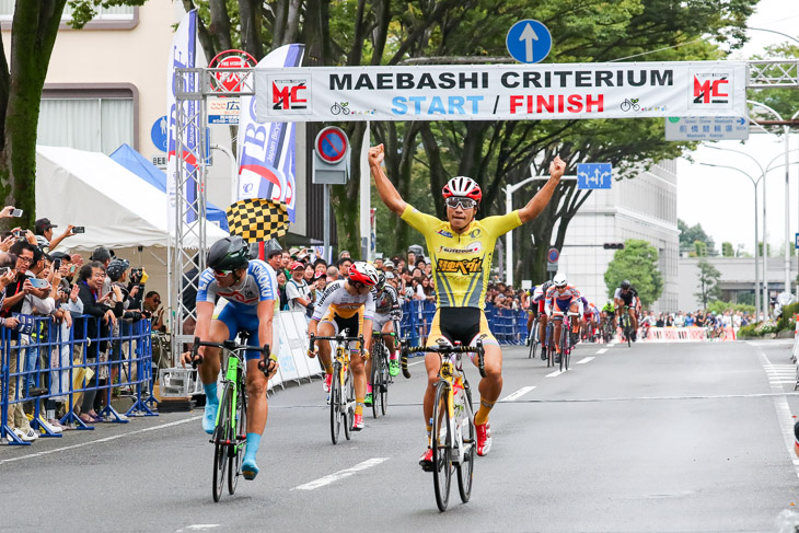 E1　岡篤志（弱虫ペダルサイクリングチーム）がS級競輪選手の渡邉正光（LinkTOHOKU）を下す