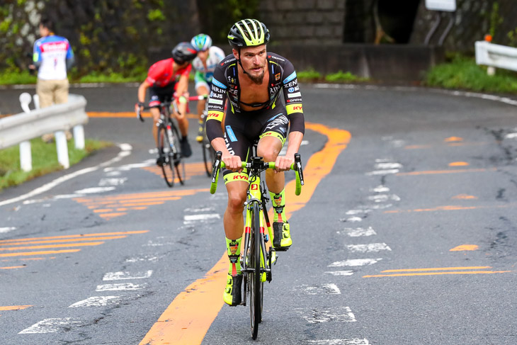 ラスト2km、オスカル・プジョル（チーム右京）を2人が追走する