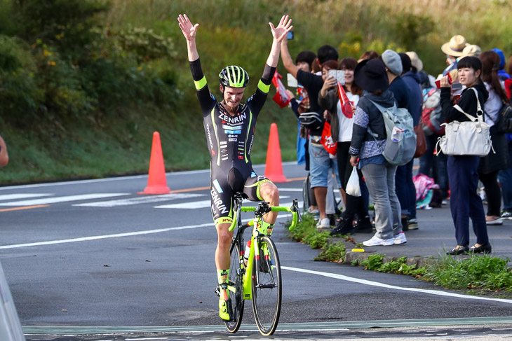 オスカル・プジョル(チーム右京)が56分29秒で優勝