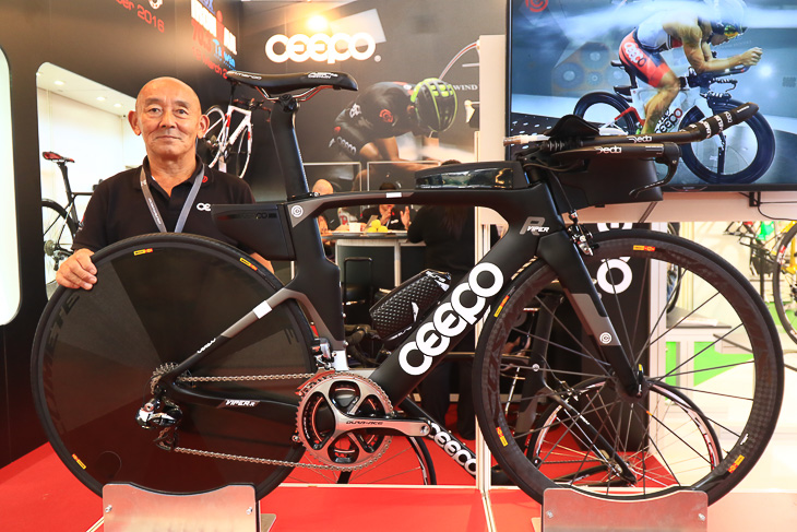 シーポの新しいフラッグシップとなるトライアスロン用バイク「CP VIPER」と、同社代表の田中信行氏