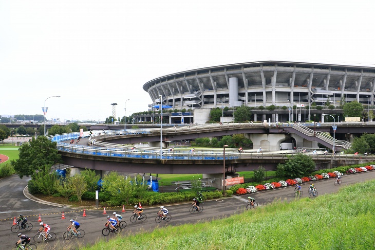 スタジアムから新横浜公園へと下りていく