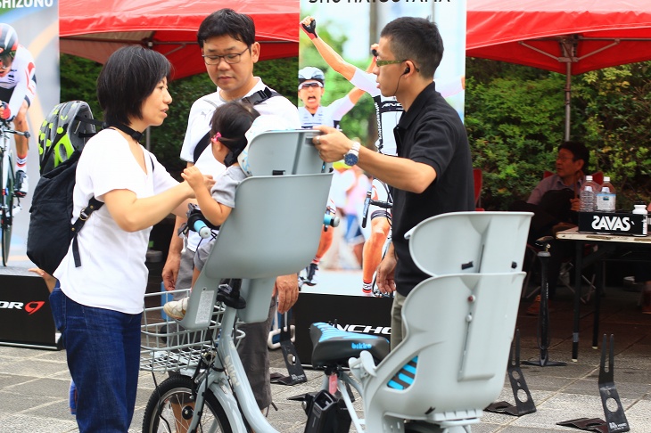 ロードバイクだけでなく、子供乗せ自転車の展示や試乗なども